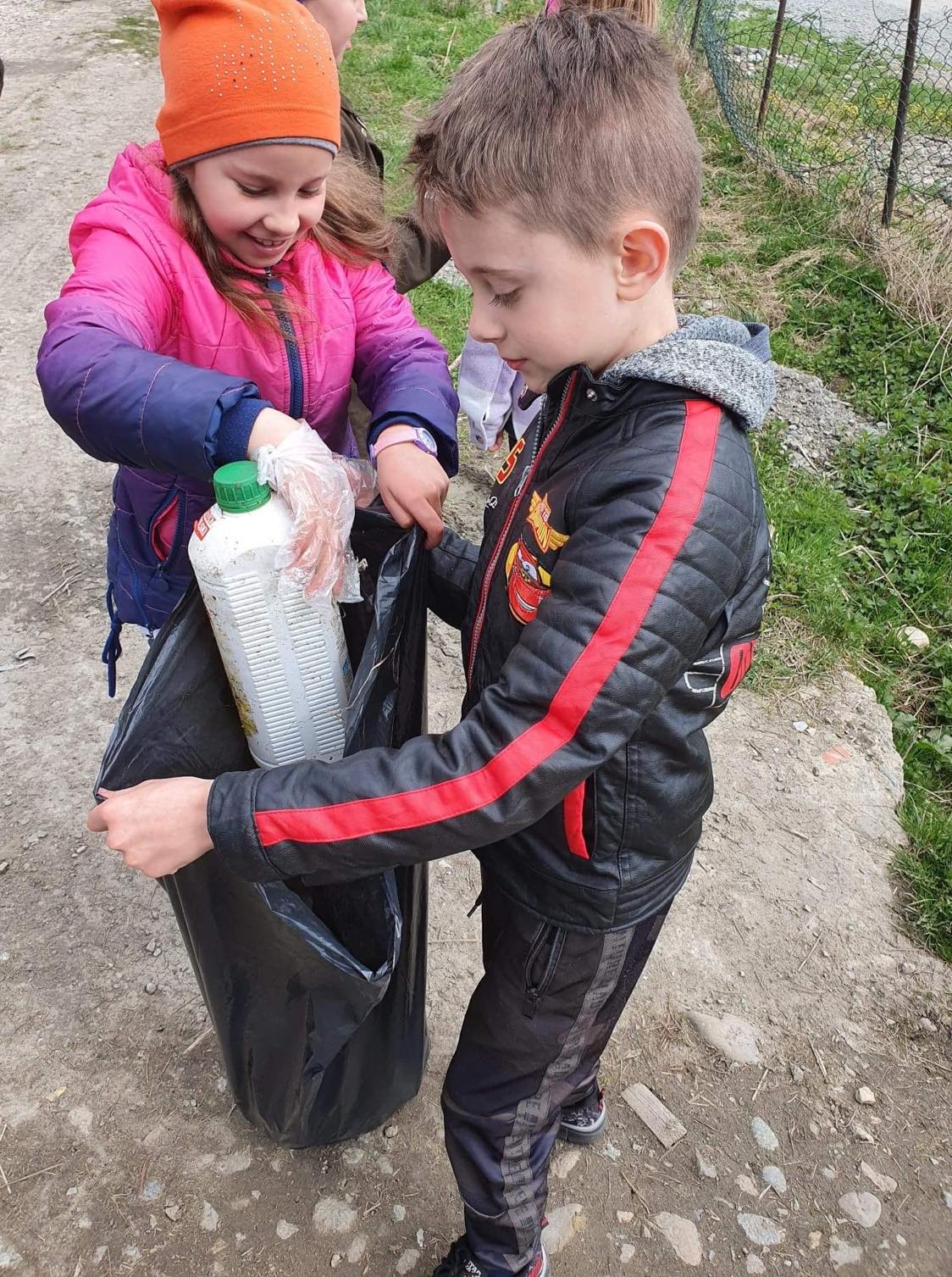 Dzieci biorące udział w akcji sprzątanie świata
